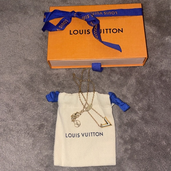 Louis Vuitton 100% Authentic Essential V Necklace with dust-bag & Box - Picture 1 of 8